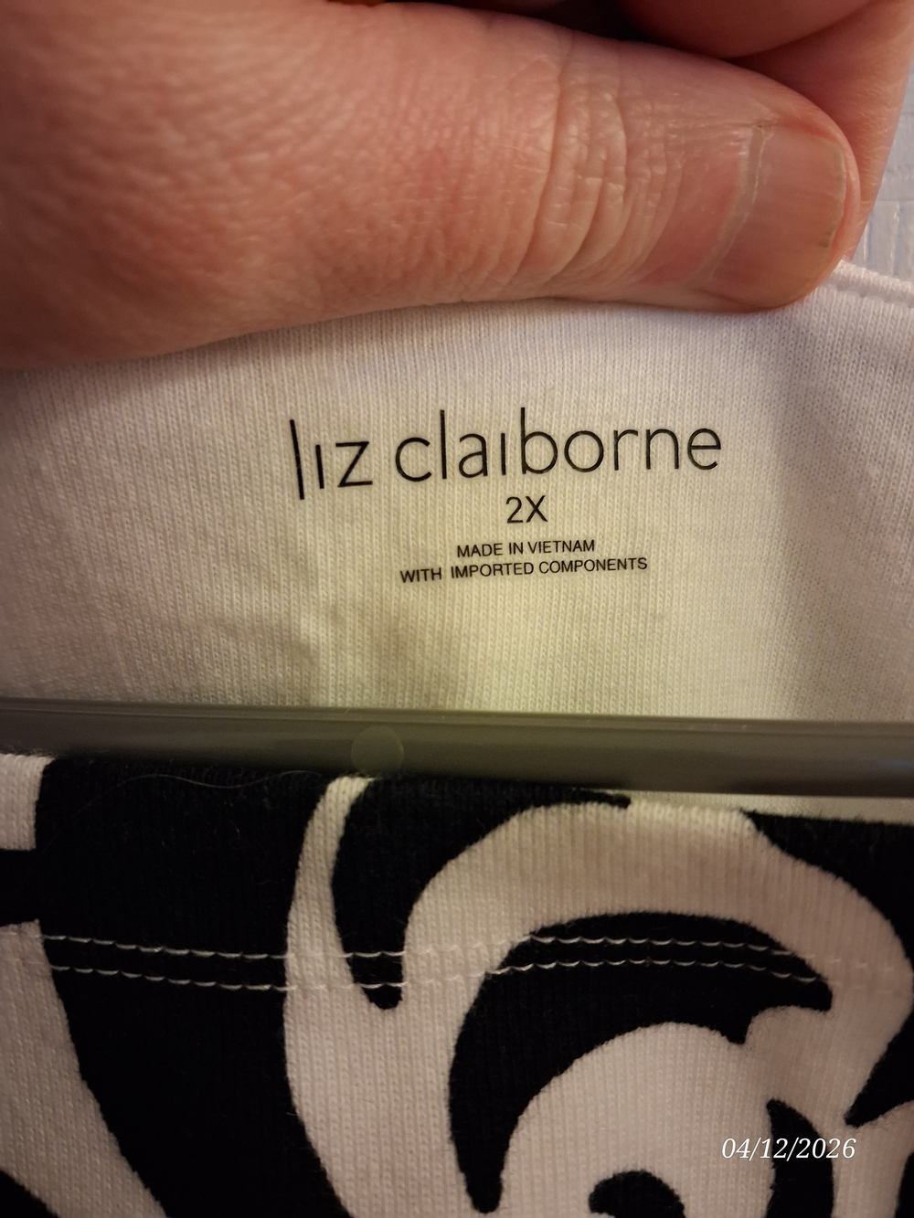 Liz Claiborne | Black & White Abstract Scroll Top 🖤🤍 - Picture 3 of 3